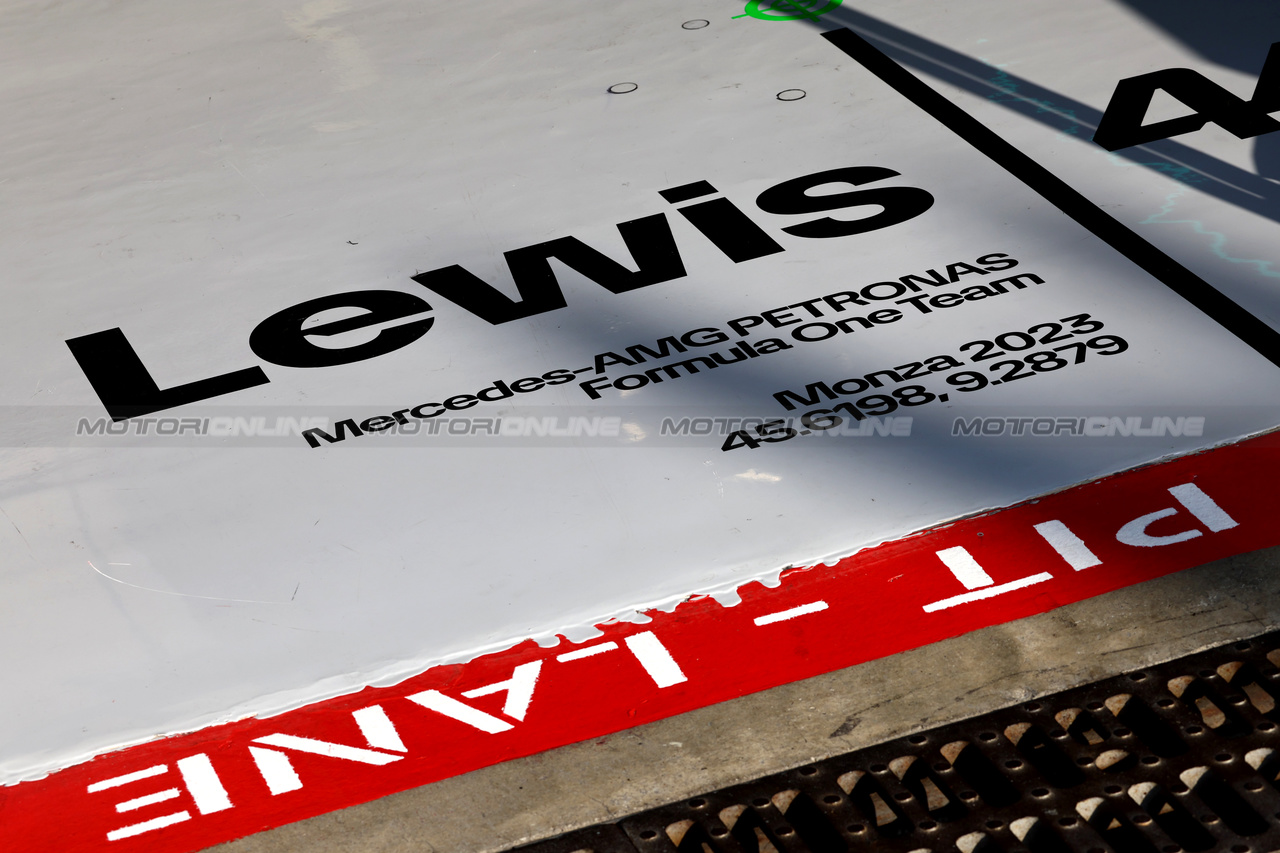 GP ITALIA, Lewis Hamilton (GBR) Mercedes AMG F1 pit garage.

01.09.2023. Formula 1 World Championship, Rd 15, Italian Grand Prix, Monza, Italy, Practice Day.

- www.xpbimages.com, EMail: requests@xpbimages.com © Copyright: Batchelor / XPB Images