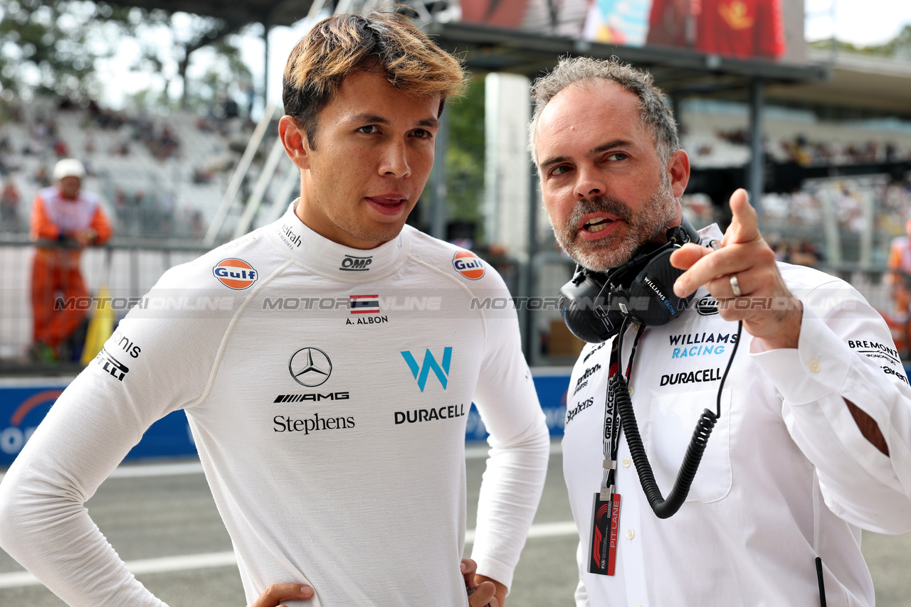 GP ITALIA, (L to R): Alexander Albon (THA) Williams Racing with James Urwin (GBR) Williams Racing Gara Engineer.

01.09.2023. Formula 1 World Championship, Rd 15, Italian Grand Prix, Monza, Italy, Practice Day.

- www.xpbimages.com, EMail: requests@xpbimages.com © Copyright: Bearne / XPB Images