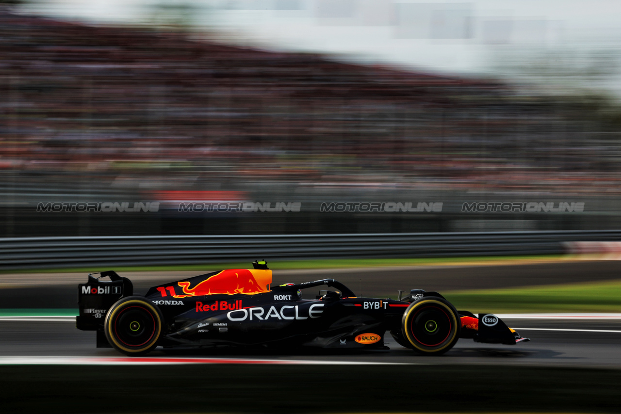GP ITALIA, Sergio Perez (MEX) Red Bull Racing RB19.

01.09.2023. Formula 1 World Championship, Rd 15, Italian Grand Prix, Monza, Italy, Practice Day.

 - www.xpbimages.com, EMail: requests@xpbimages.com © Copyright: Staley / XPB Images