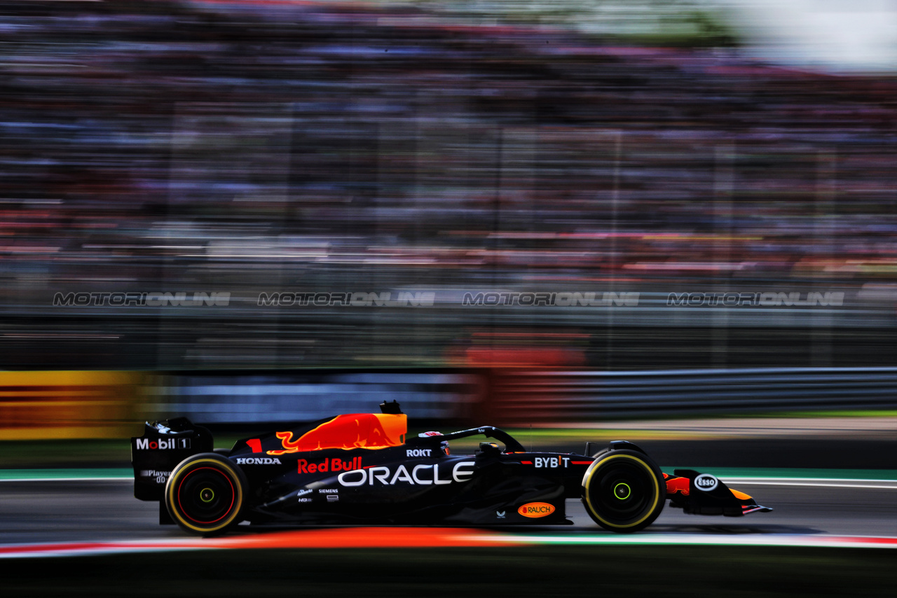GP ITALIA, Max Verstappen (NLD) Red Bull Racing RB19.

01.09.2023. Formula 1 World Championship, Rd 15, Italian Grand Prix, Monza, Italy, Practice Day.

 - www.xpbimages.com, EMail: requests@xpbimages.com © Copyright: Staley / XPB Images
