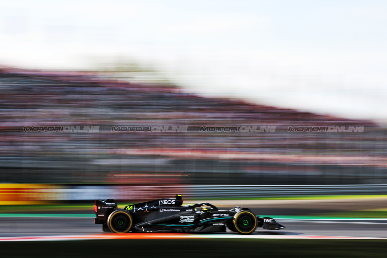 GP ITALIA, Lewis Hamilton (GBR) Mercedes AMG F1 W14.

01.09.2023. Formula 1 World Championship, Rd 15, Italian Grand Prix, Monza, Italy, Practice Day.

 - www.xpbimages.com, EMail: requests@xpbimages.com © Copyright: Staley / XPB Images
