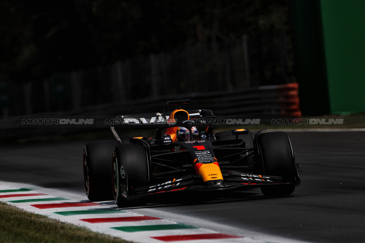 GP ITALIA, Max Verstappen (NLD) Red Bull Racing RB19.

01.09.2023. Formula 1 World Championship, Rd 15, Italian Grand Prix, Monza, Italy, Practice Day.

 - www.xpbimages.com, EMail: requests@xpbimages.com © Copyright: Staley / XPB Images