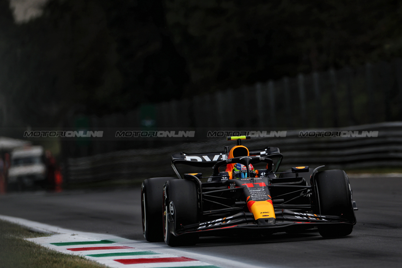 GP ITALIA, Sergio Perez (MEX) Red Bull Racing RB19.

01.09.2023. Formula 1 World Championship, Rd 15, Italian Grand Prix, Monza, Italy, Practice Day.

 - www.xpbimages.com, EMail: requests@xpbimages.com © Copyright: Staley / XPB Images