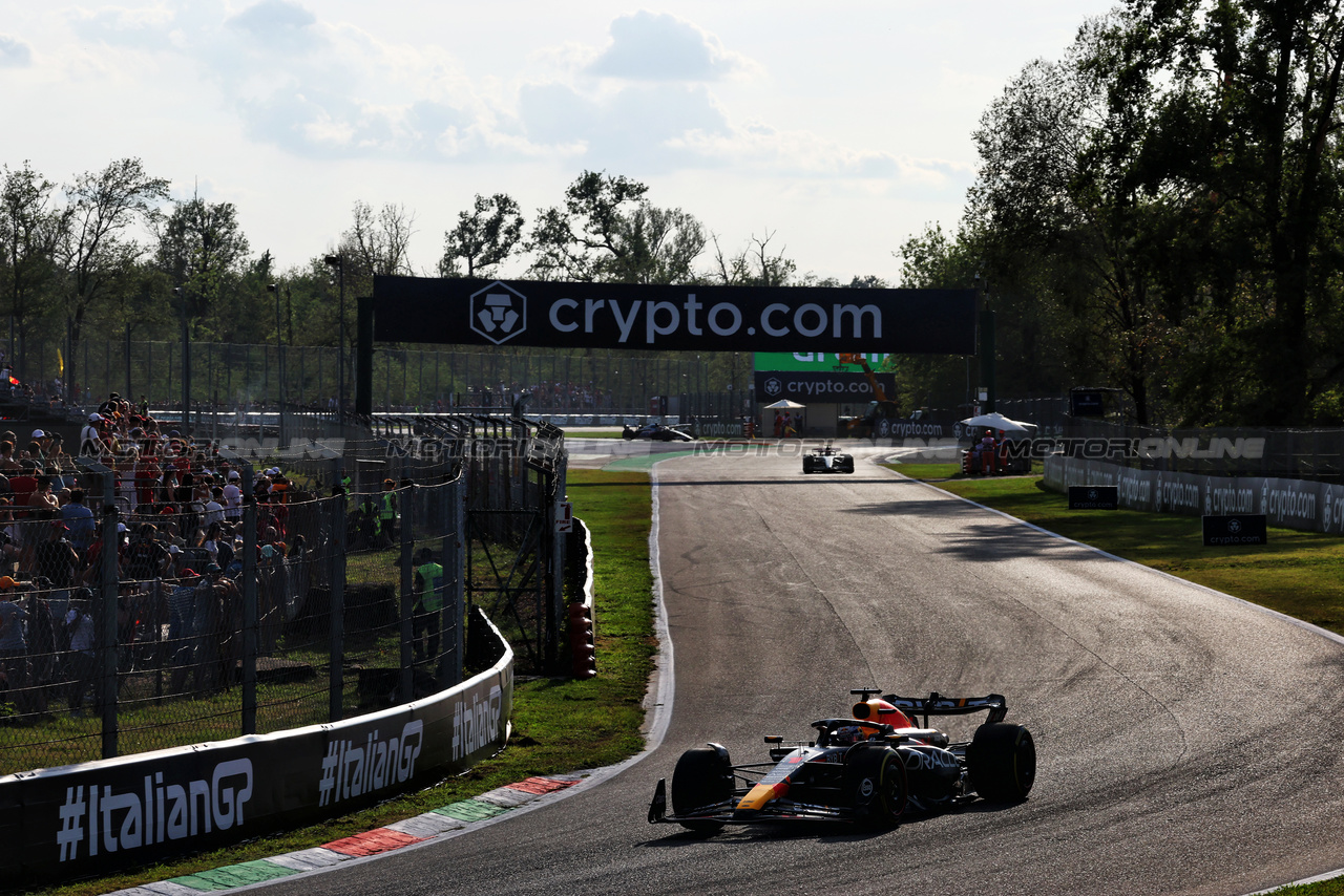 GP ITALIA, Max Verstappen (NLD) Red Bull Racing RB19.

01.09.2023. Formula 1 World Championship, Rd 15, Italian Grand Prix, Monza, Italy, Practice Day.

 - www.xpbimages.com, EMail: requests@xpbimages.com © Copyright: Coates / XPB Images