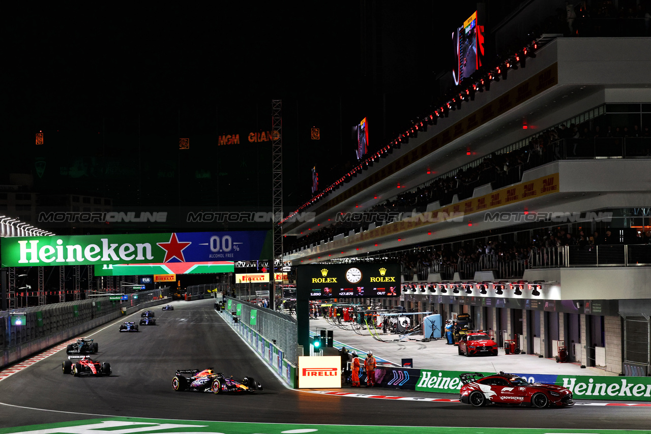 GP LAS VEGAS, Max Verstappen (NLD) Red Bull Racing RB19 davanti a behind the Mercedes AMG FIA Safety Car.

18.11.2023. Formula 1 World Championship, Rd 22, Las Vegas Grand Prix, Las Vegas, Nevada, USA, Gara Day.

- www.xpbimages.com, EMail: requests@xpbimages.com © Copyright: Batchelor / XPB Images