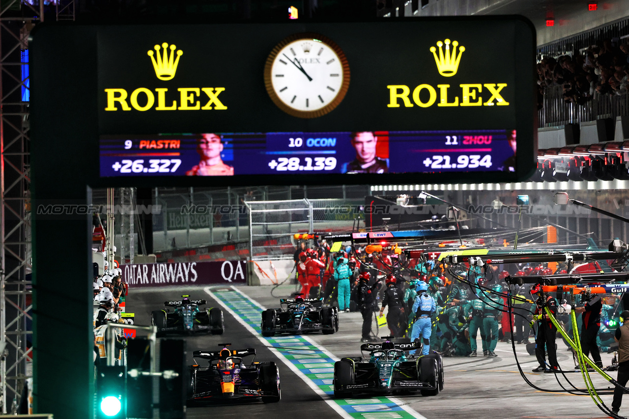 GP LAS VEGAS, Max Verstappen (NLD) Red Bull Racing RB19 e Lance Stroll (CDN) Aston Martin F1 Team AMR23 leave the pits.

18.11.2023. Formula 1 World Championship, Rd 22, Las Vegas Grand Prix, Las Vegas, Nevada, USA, Gara Day.

- www.xpbimages.com, EMail: requests@xpbimages.com © Copyright: Batchelor / XPB Images