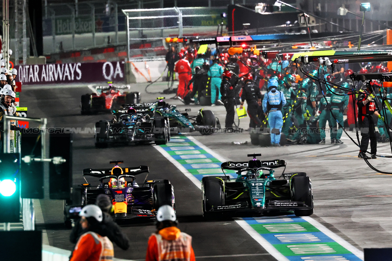 GP LAS VEGAS, Max Verstappen (NLD) Red Bull Racing RB19 e Lance Stroll (CDN) Aston Martin F1 Team AMR23 leave the pits.

18.11.2023. Formula 1 World Championship, Rd 22, Las Vegas Grand Prix, Las Vegas, Nevada, USA, Gara Day.

- www.xpbimages.com, EMail: requests@xpbimages.com © Copyright: Batchelor / XPB Images