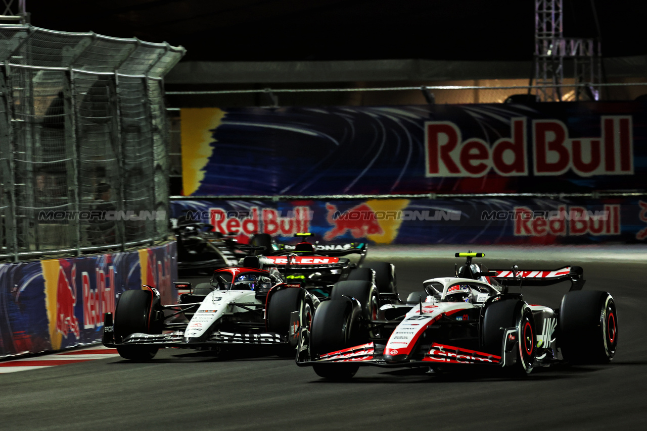 GP LAS VEGAS, Nico Hulkenberg (GER) Haas VF-23 e Daniel Ricciardo (AUS) AlphaTauri AT04 battle for position.

18.11.2023. Formula 1 World Championship, Rd 22, Las Vegas Grand Prix, Las Vegas, Nevada, USA, Gara Day.

 - www.xpbimages.com, EMail: requests@xpbimages.com © Copyright: Coates / XPB Images