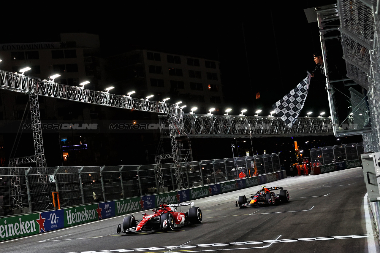 GP LAS VEGAS, Charles Leclerc (MON) Ferrari SF-23 takes the chequered flag at the end of the race to finish second ahead of Sergio Perez (MEX) Red Bull Racing RB19.

18.11.2023. Formula 1 World Championship, Rd 22, Las Vegas Grand Prix, Las Vegas, Nevada, USA, Gara Day.

- www.xpbimages.com, EMail: requests@xpbimages.com © Copyright: Charniaux / XPB Images