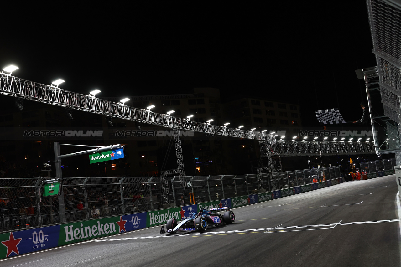 GP LAS VEGAS, Esteban Ocon (FRA) Alpine F1 Team A523 takes the chequered flag at the end of the race.

18.11.2023. Formula 1 World Championship, Rd 22, Las Vegas Grand Prix, Las Vegas, Nevada, USA, Gara Day.

- www.xpbimages.com, EMail: requests@xpbimages.com © Copyright: Charniaux / XPB Images