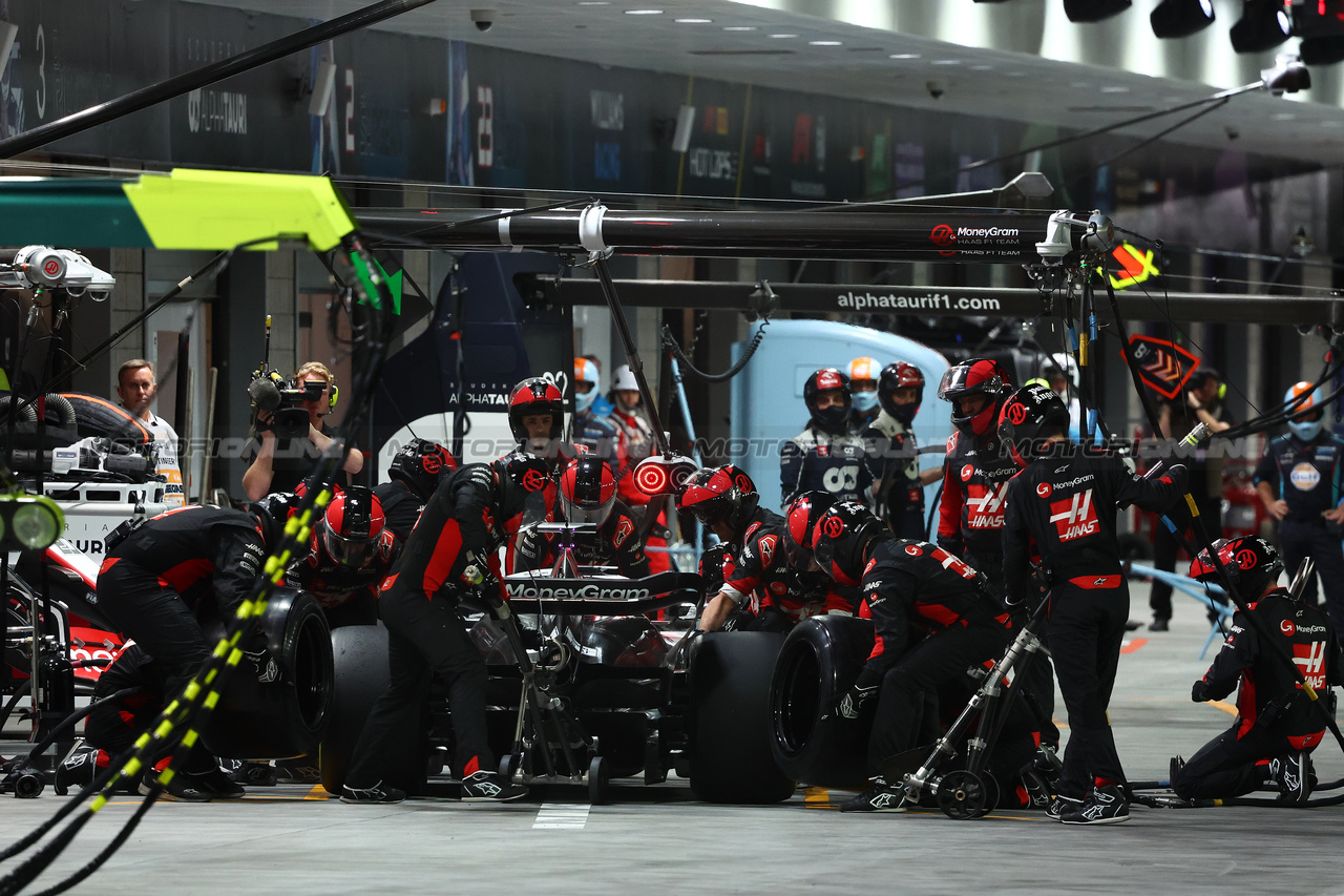 GP LAS VEGAS, Kevin Magnussen (DEN) Haas VF-23 battle for position.

18.11.2023. Formula 1 World Championship, Rd 22, Las Vegas Grand Prix, Las Vegas, Nevada, USA, Gara Day.

- www.xpbimages.com, EMail: requests@xpbimages.com © Copyright: Charniaux / XPB Images