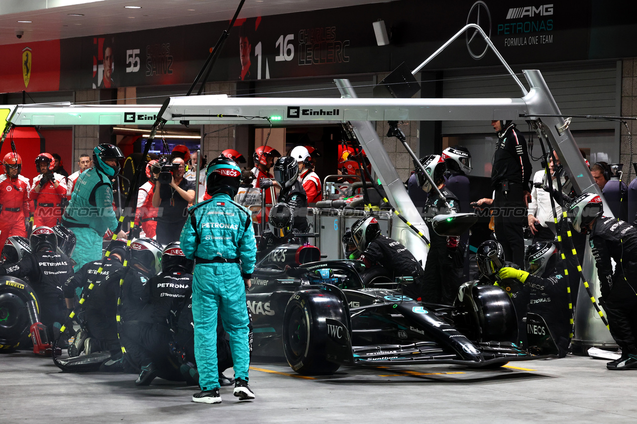 GP LAS VEGAS, George Russell (GBR) Mercedes AMG F1 W14 makes a pit stop.

18.11.2023. Formula 1 World Championship, Rd 22, Las Vegas Grand Prix, Las Vegas, Nevada, USA, Gara Day.

- www.xpbimages.com, EMail: requests@xpbimages.com © Copyright: Charniaux / XPB Images