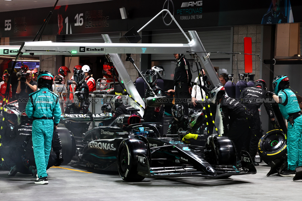 GP LAS VEGAS, George Russell (GBR) Mercedes AMG F1 W14 makes a pit stop.

18.11.2023. Formula 1 World Championship, Rd 22, Las Vegas Grand Prix, Las Vegas, Nevada, USA, Gara Day.

- www.xpbimages.com, EMail: requests@xpbimages.com © Copyright: Charniaux / XPB Images