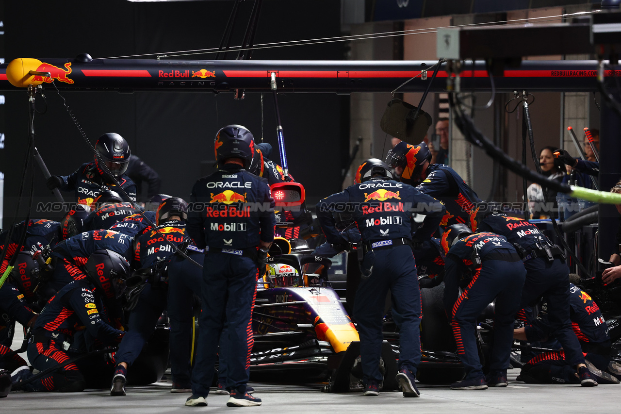 GP LAS VEGAS, 

Max Verstappen (NLD) Red Bull Racing RB19 makes a pit stop.

18.11.2023. Formula 1 World Championship, Rd 22, Las Vegas Grand Prix, Las Vegas, Nevada, USA, Gara Day.

- www.xpbimages.com, EMail: requests@xpbimages.com © Copyright: Charniaux / XPB Images