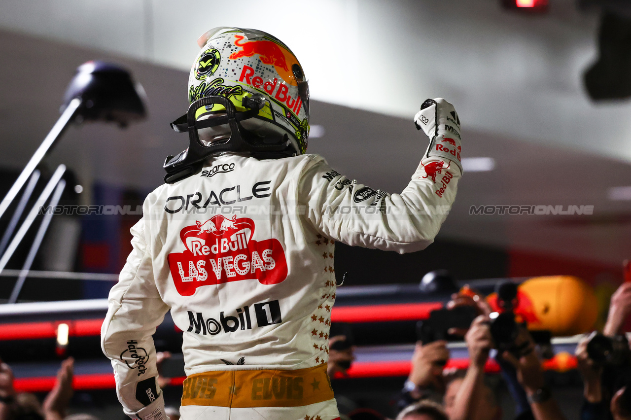 GP LAS VEGAS, Max Verstappen (NLD), Red Bull Racing 
18.11.2023. Formula 1 World Championship, Rd 22, Las Vegas Grand Prix, Las Vegas, Nevada, USA, Gara Day.
- www.xpbimages.com, EMail: requests@xpbimages.com © Copyright: Charniaux / XPB Images