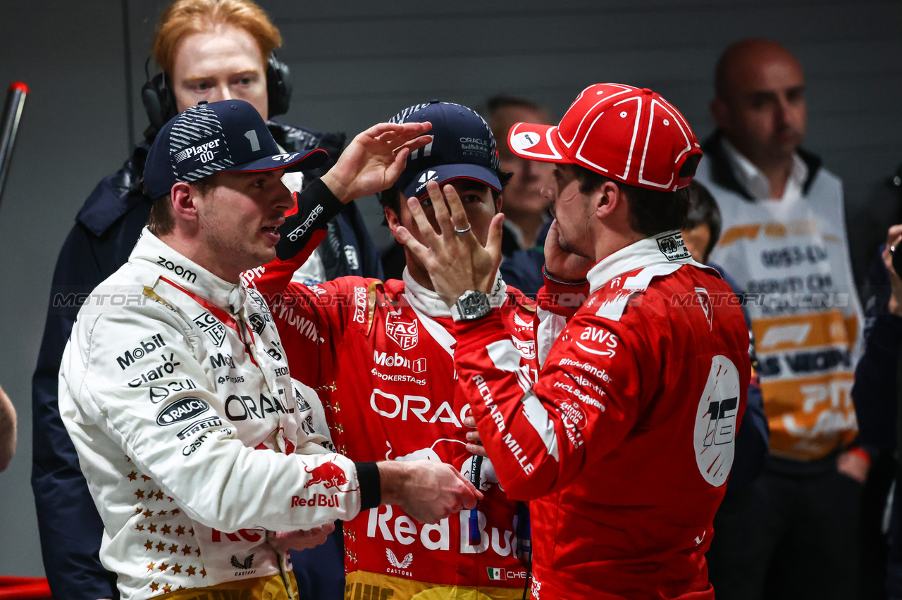 GP LAS VEGAS, Max Verstappen (NLD), Red Bull Racing Charles Leclerc (FRA), Ferrari Sergio Perez (MEX), Red Bull Racing 
18.11.2023. Formula 1 World Championship, Rd 22, Las Vegas Grand Prix, Las Vegas, Nevada, USA, Gara Day.
- www.xpbimages.com, EMail: requests@xpbimages.com © Copyright: Charniaux / XPB Images