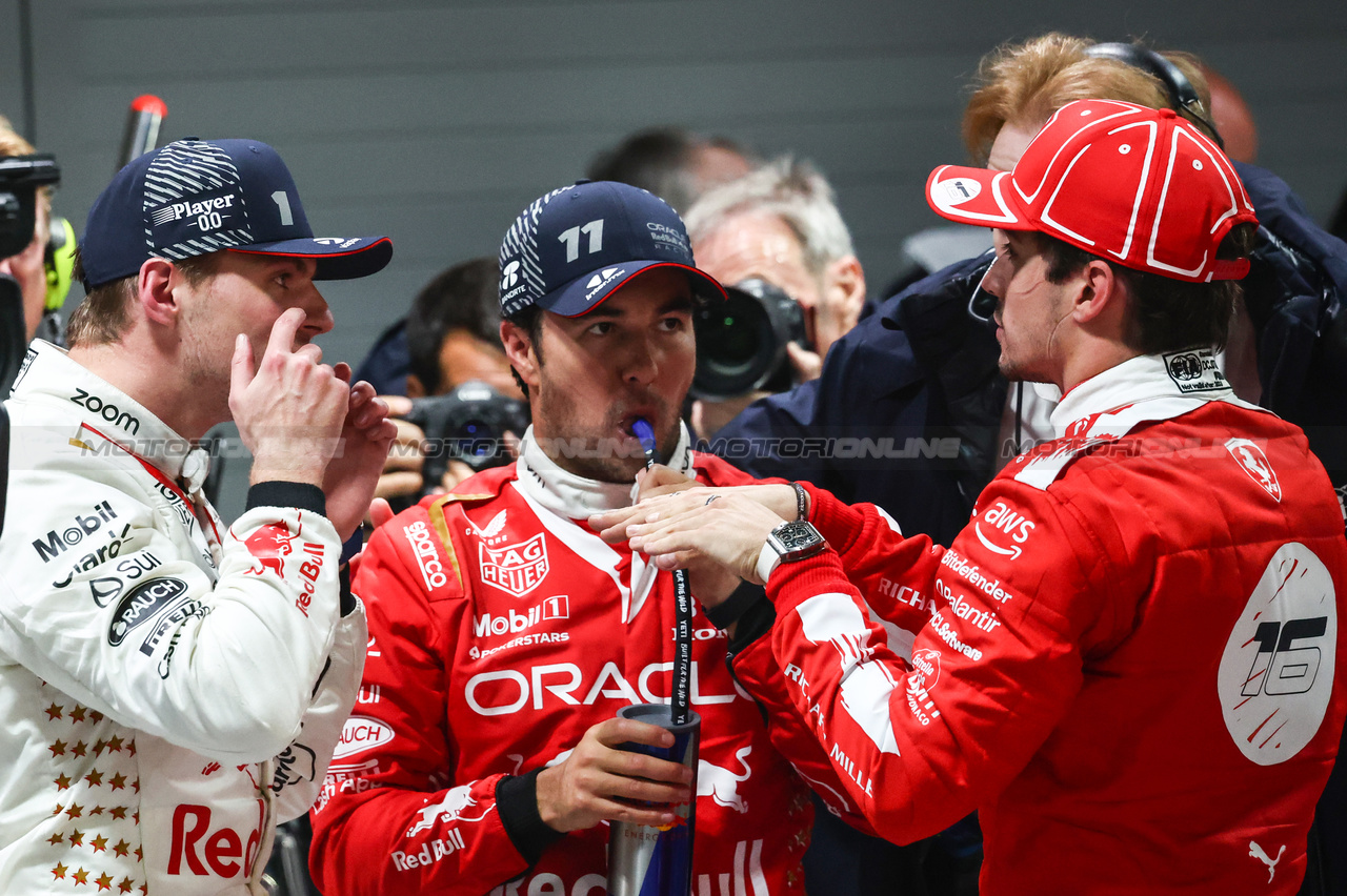GP LAS VEGAS, Max Verstappen (NLD), Red Bull Racing Charles Leclerc (FRA), Ferrari Sergio Perez (MEX), Red Bull Racing 
18.11.2023. Formula 1 World Championship, Rd 22, Las Vegas Grand Prix, Las Vegas, Nevada, USA, Gara Day.
- www.xpbimages.com, EMail: requests@xpbimages.com © Copyright: Charniaux / XPB Images
