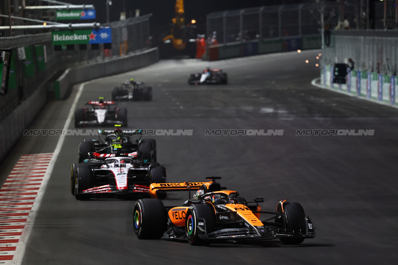 GP LAS VEGAS, Oscar Piastri (AUS) McLaren MCL60.

18.11.2023. Formula 1 World Championship, Rd 22, Las Vegas Grand Prix, Las Vegas, Nevada, USA, Gara Day.

- www.xpbimages.com, EMail: requests@xpbimages.com © Copyright: Batchelor / XPB Images
