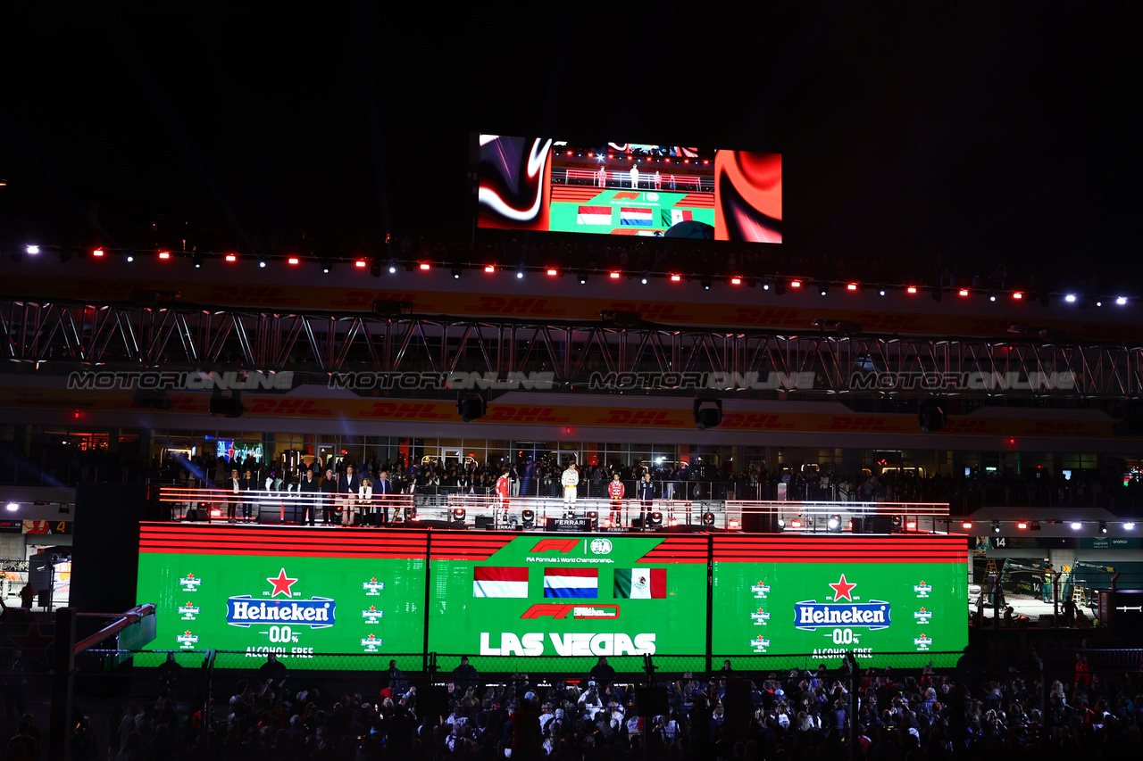 GP LAS VEGAS, 
The podium (L to R): Charles Leclerc (MON) Ferrari, second; Max Verstappen (NLD) Red Bull Racing, vincitore;  Sergio Perez (MEX) Red Bull Racing, third. 18.11.2023. Formula 1 World Championship, Rd 22, Las Vegas Grand Prix, Las Vegas, Nevada, USA, Gara Day. - www.xpbimages.com, EMail: requests@xpbimages.com © Copyright: Batchelor / XPB Images