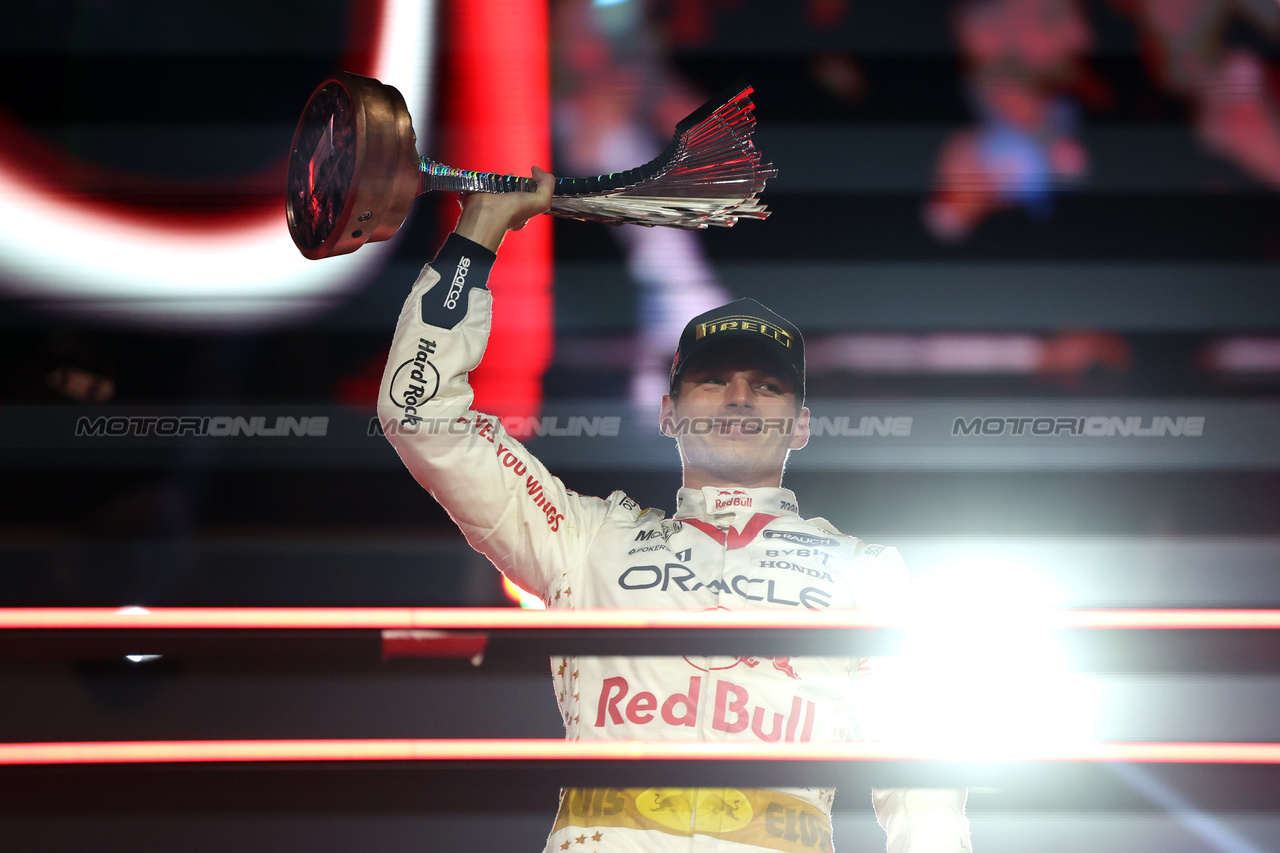 GP LAS VEGAS, Gara winner Max Verstappen (NLD) Red Bull Racing celebrates on the podium.

18.11.2023. Formula 1 World Championship, Rd 22, Las Vegas Grand Prix, Las Vegas, Nevada, USA, Gara Day.

 - www.xpbimages.com, EMail: requests@xpbimages.com © Copyright: Staley / XPB Images