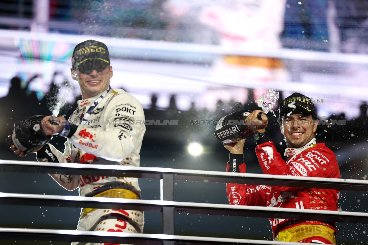GP LAS VEGAS, (L to R): Gara winner Max Verstappen (NLD) Red Bull Racing celebrates on the podium with third placed Sergio Perez (MEX) Red Bull Racing.

18.11.2023. Formula 1 World Championship, Rd 22, Las Vegas Grand Prix, Las Vegas, Nevada, USA, Gara Day.

 - www.xpbimages.com, EMail: requests@xpbimages.com © Copyright: Staley / XPB Images