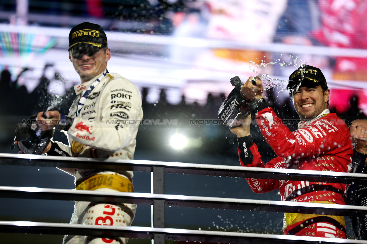 GP LAS VEGAS, (L to R): Gara winner Max Verstappen (NLD) Red Bull Racing celebrates on the podium with third placed Sergio Perez (MEX) Red Bull Racing. 

18.11.2023. Formula 1 World Championship, Rd 22, Las Vegas Grand Prix, Las Vegas, Nevada, USA, Gara Day.

 - www.xpbimages.com, EMail: requests@xpbimages.com © Copyright: Staley / XPB Images