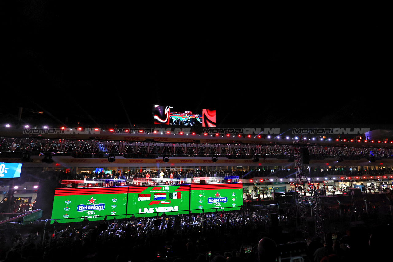 GP LAS VEGAS, Podium Atmosfera.

18.11.2023. Formula 1 World Championship, Rd 22, Las Vegas Grand Prix, Las Vegas, Nevada, USA, Gara Day.

- www.xpbimages.com, EMail: requests@xpbimages.com © Copyright: Moy / XPB Images