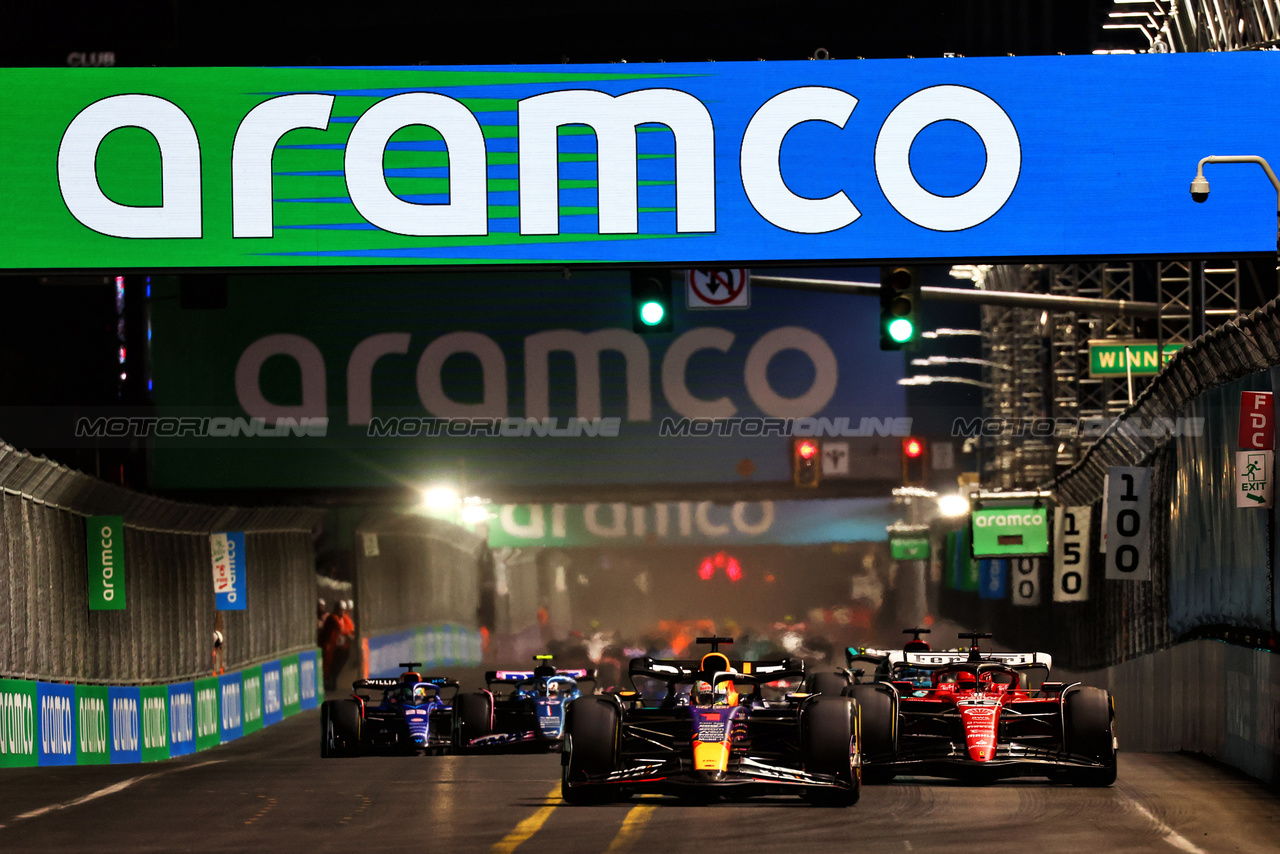 GP LAS VEGAS, Max Verstappen (NLD) Red Bull Racing RB19 davanti a at the partenza of the race.

18.11.2023. Formula 1 World Championship, Rd 22, Las Vegas Grand Prix, Las Vegas, Nevada, USA, Gara Day.

 - www.xpbimages.com, EMail: requests@xpbimages.com © Copyright: Coates / XPB Images