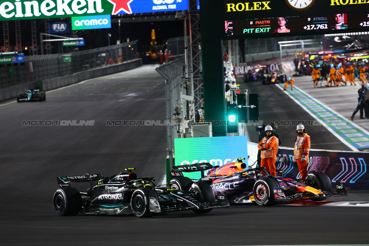 GP LAS VEGAS, Lewis Hamilton (GBR) Mercedes AMG F1 W14 e Sergio Perez (MEX) Red Bull Racing RB19.
18.11.2023. Formula 1 World Championship, Rd 22, Las Vegas Grand Prix, Las Vegas, Nevada, USA, Gara Day.
- www.xpbimages.com, EMail: requests@xpbimages.com © Copyright: Batchelor / XPB Images