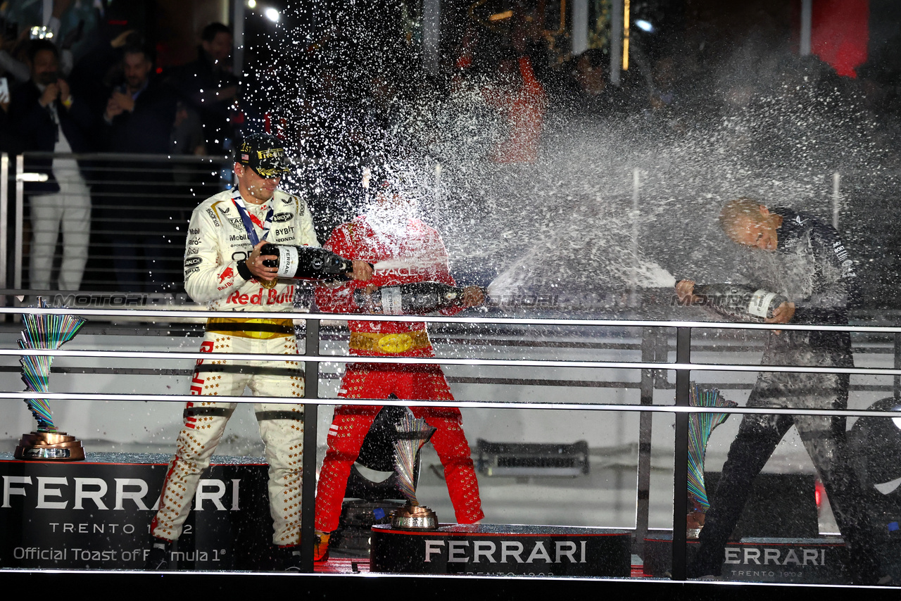 GP LAS VEGAS, (L to R): Gara winner Max Verstappen (NLD) Red Bull Racing celebrates on the podium with third placed Sergio Perez (MEX) Red Bull Racing.

18.11.2023. Formula 1 World Championship, Rd 22, Las Vegas Grand Prix, Las Vegas, Nevada, USA, Gara Day.

- www.xpbimages.com, EMail: requests@xpbimages.com © Copyright: Moy / XPB Images