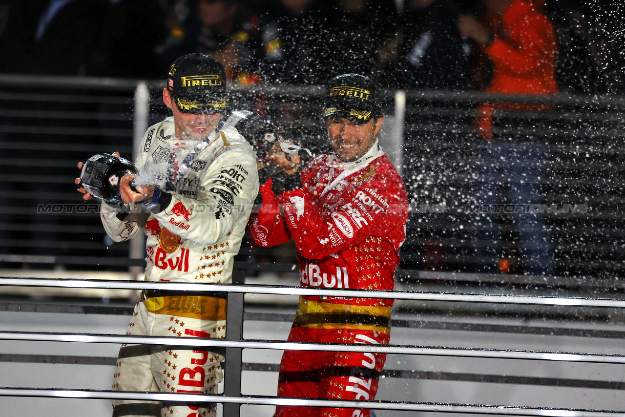 GP LAS VEGAS, (L to R): Gara winner Max Verstappen (NLD) Red Bull Racing celebrates on the podium with third placed Sergio Perez (MEX) Red Bull Racing.

18.11.2023. Formula 1 World Championship, Rd 22, Las Vegas Grand Prix, Las Vegas, Nevada, USA, Gara Day.

- www.xpbimages.com, EMail: requests@xpbimages.com © Copyright: Moy / XPB Images