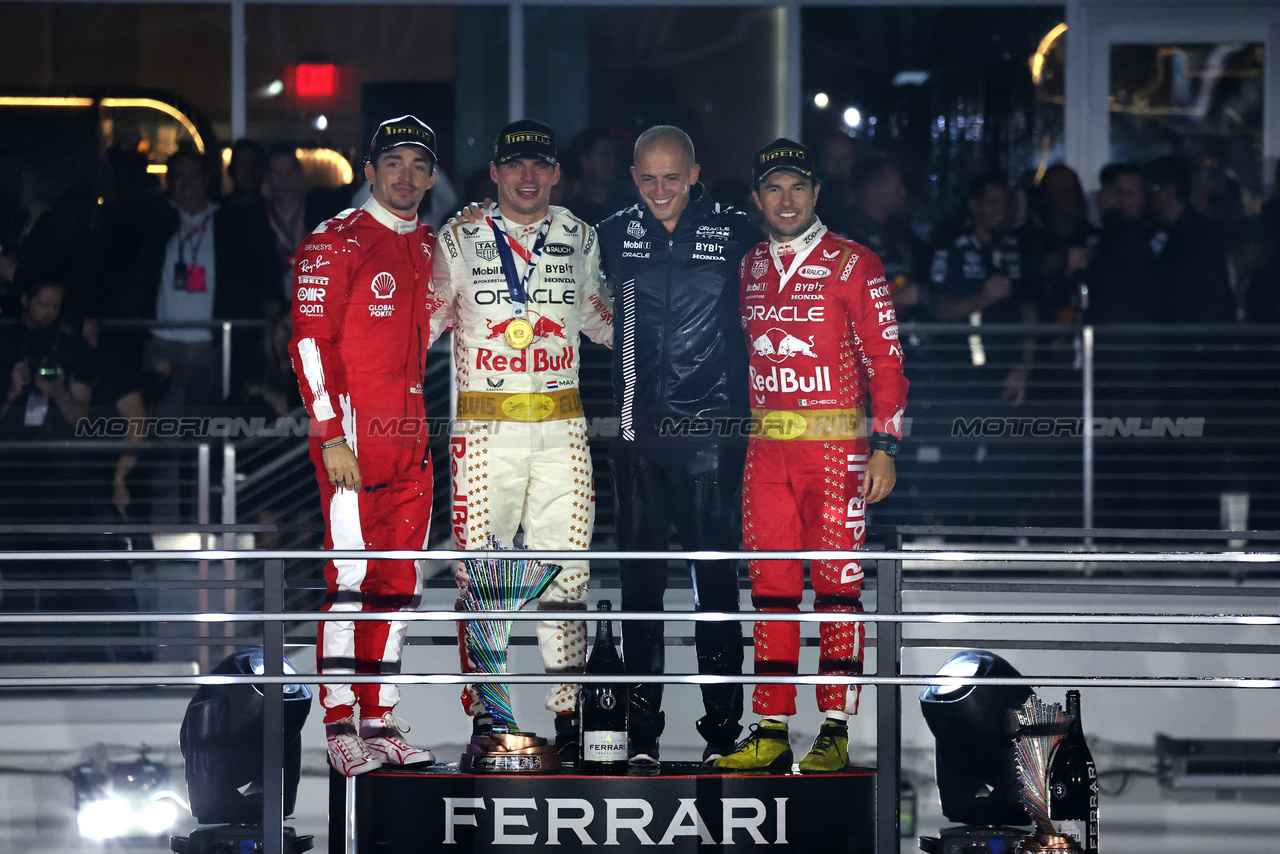 GP LAS VEGAS, The podium (L to R): Charles Leclerc (MON) Ferrari, second; Max Verstappen (NLD) Red Bull Racing, vincitore; Francesco Laus, Red Bull Racing Senior Tyre Simulation Engineer; Sergio Perez (MEX) Red Bull Racing, third.

18.11.2023. Formula 1 World Championship, Rd 22, Las Vegas Grand Prix, Las Vegas, Nevada, USA, Gara Day.

- www.xpbimages.com, EMail: requests@xpbimages.com © Copyright: Moy / XPB Images