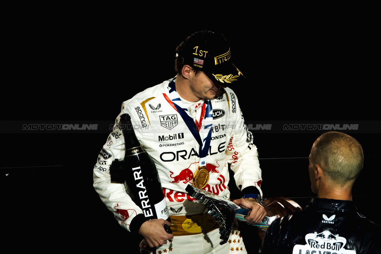 GP LAS VEGAS, Gara winner Max Verstappen (NLD) Red Bull Racing celebrates on the podium.

18.11.2023. Formula 1 World Championship, Rd 22, Las Vegas Grand Prix, Las Vegas, Nevada, USA, Gara Day.

- www.xpbimages.com, EMail: requests@xpbimages.com © Copyright: Bearne / XPB Images