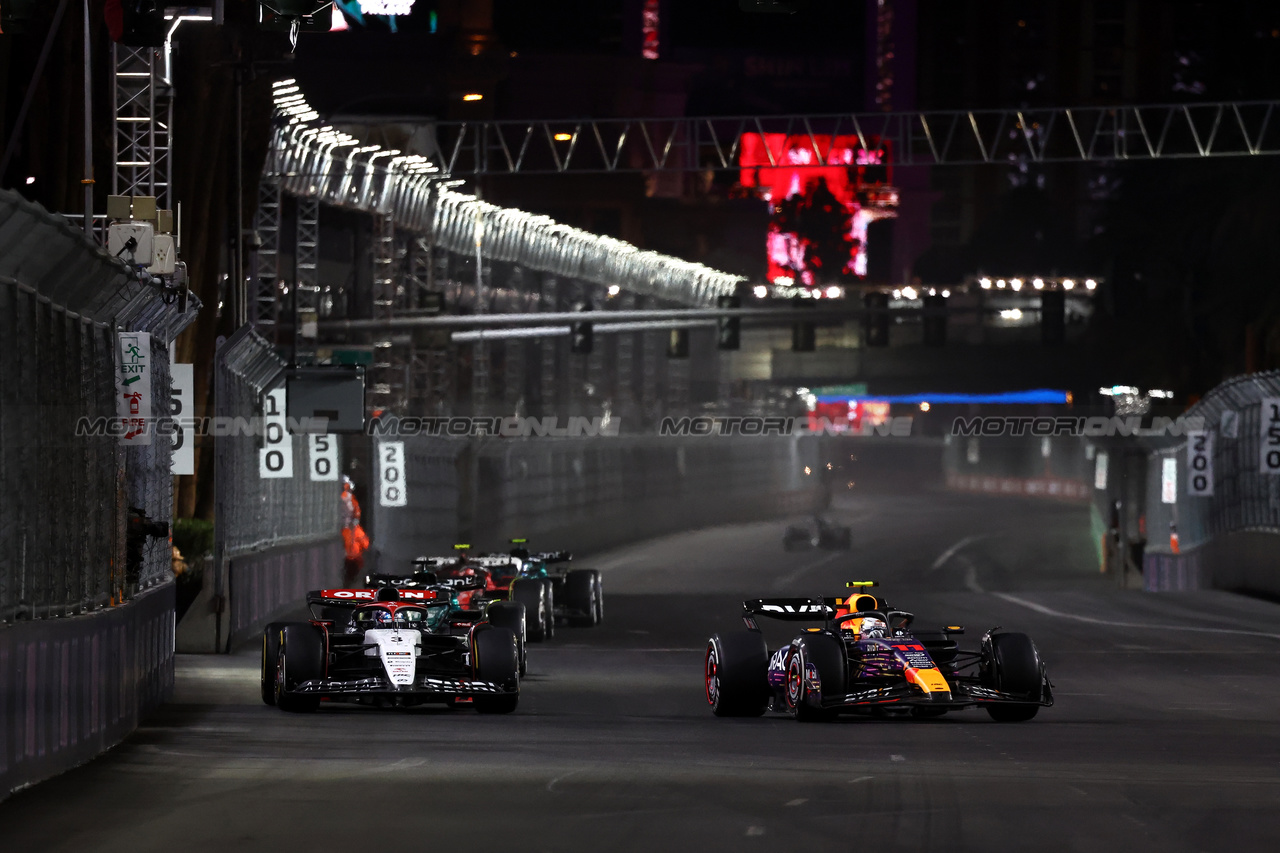 GP LAS VEGAS, Daniel Ricciardo (AUS) AlphaTauri AT04 e Sergio Perez (MEX) Red Bull Racing RB19 battle for position.

18.11.2023. Formula 1 World Championship, Rd 22, Las Vegas Grand Prix, Las Vegas, Nevada, USA, Gara Day.

- www.xpbimages.com, EMail: requests@xpbimages.com © Copyright: Moy / XPB Images
