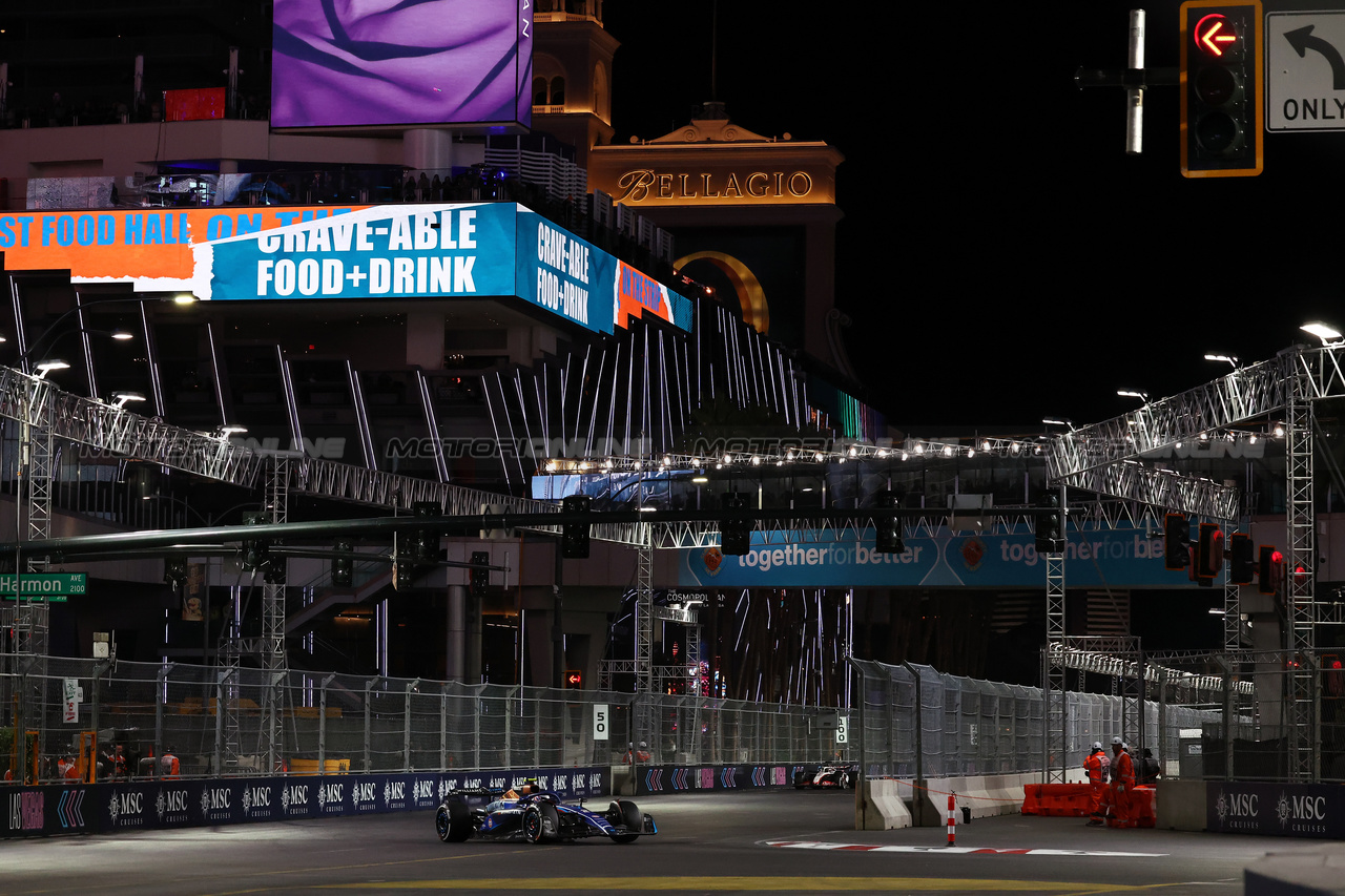 GP LAS VEGAS, Logan Sargeant (USA) Williams Racing FW45.

18.11.2023. Formula 1 World Championship, Rd 22, Las Vegas Grand Prix, Las Vegas, Nevada, USA, Gara Day.

- www.xpbimages.com, EMail: requests@xpbimages.com © Copyright: Moy / XPB Images