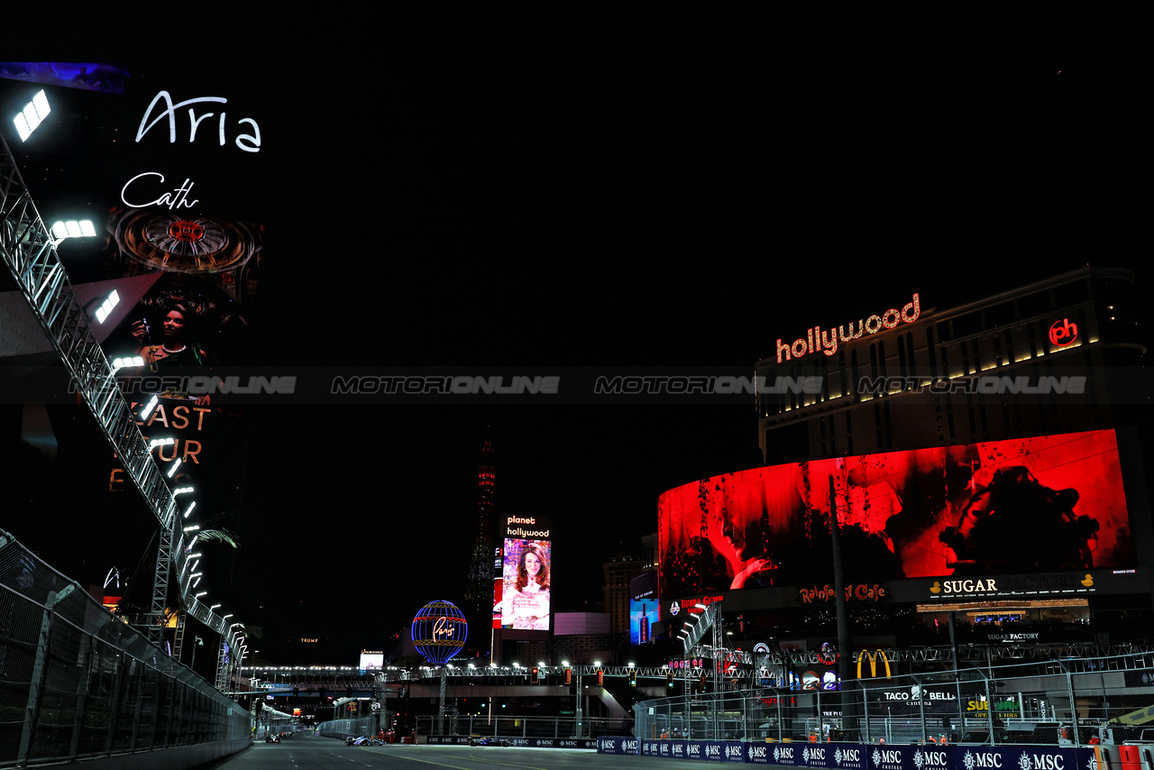 GP LAS VEGAS, Logan Sargeant (USA) Williams Racing FW45.

18.11.2023. Formula 1 World Championship, Rd 22, Las Vegas Grand Prix, Las Vegas, Nevada, USA, Gara Day.

- www.xpbimages.com, EMail: requests@xpbimages.com © Copyright: Moy / XPB Images