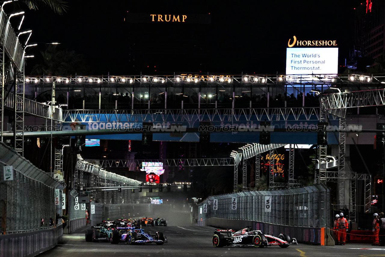 GP LAS VEGAS, Kevin Magnussen (DEN) Haas VF-23 at the partenza of the race.

18.11.2023. Formula 1 World Championship, Rd 22, Las Vegas Grand Prix, Las Vegas, Nevada, USA, Gara Day.

- www.xpbimages.com, EMail: requests@xpbimages.com © Copyright: Moy / XPB Images