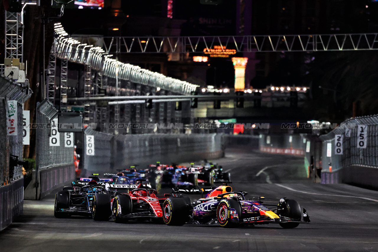 GP LAS VEGAS, Max Verstappen (NLD) Red Bull Racing RB19.

18.11.2023. Formula 1 World Championship, Rd 22, Las Vegas Grand Prix, Las Vegas, Nevada, USA, Gara Day.

- www.xpbimages.com, EMail: requests@xpbimages.com © Copyright: Moy / XPB Images