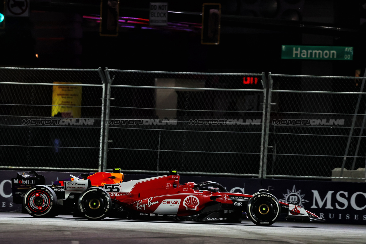 GP LAS VEGAS, Carlos Sainz Jr (ESP) Ferrari SF-23 e Sergio Perez (MEX) Red Bull Racing RB19 battle for position.

18.11.2023. Formula 1 World Championship, Rd 22, Las Vegas Grand Prix, Las Vegas, Nevada, USA, Gara Day.

- www.xpbimages.com, EMail: requests@xpbimages.com © Copyright: Moy / XPB Images