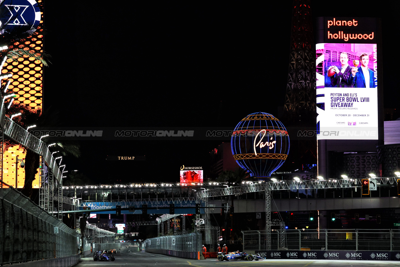 GP LAS VEGAS, Alexander Albon (THA) Williams Racing FW45.

18.11.2023. Formula 1 World Championship, Rd 22, Las Vegas Grand Prix, Las Vegas, Nevada, USA, Gara Day.

- www.xpbimages.com, EMail: requests@xpbimages.com © Copyright: Moy / XPB Images