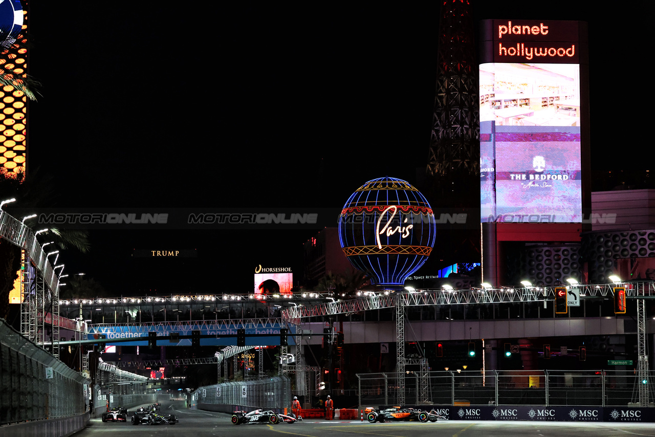 GP LAS VEGAS, Oscar Piastri (AUS) McLaren MCL60.

18.11.2023. Formula 1 World Championship, Rd 22, Las Vegas Grand Prix, Las Vegas, Nevada, USA, Gara Day.

- www.xpbimages.com, EMail: requests@xpbimages.com © Copyright: Moy / XPB Images