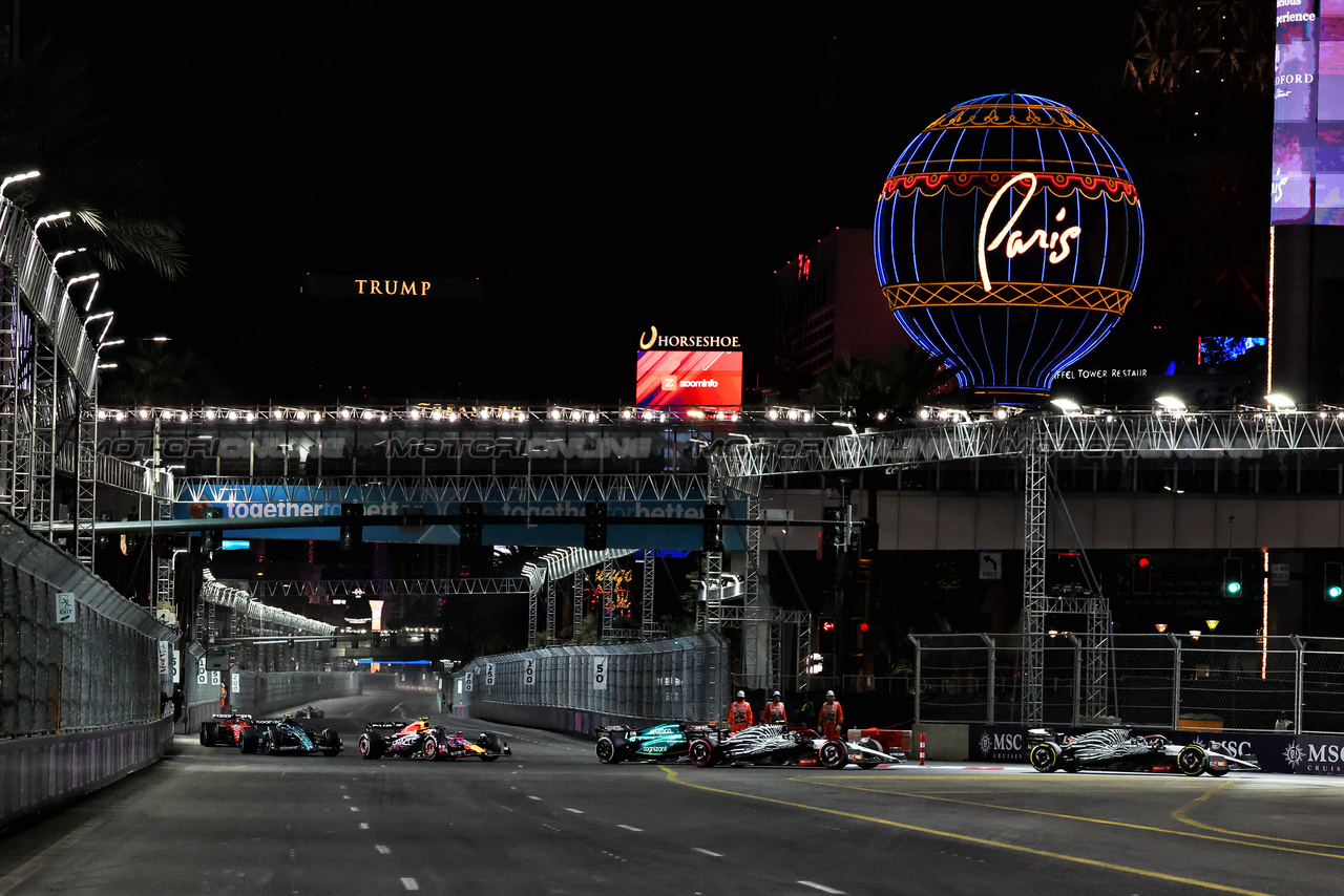 GP LAS VEGAS, Daniel Ricciardo (AUS) AlphaTauri AT04 davanti a Yuki Tsunoda (JPN) AlphaTauri AT04.

18.11.2023. Formula 1 World Championship, Rd 22, Las Vegas Grand Prix, Las Vegas, Nevada, USA, Gara Day.

- www.xpbimages.com, EMail: requests@xpbimages.com © Copyright: Moy / XPB Images
