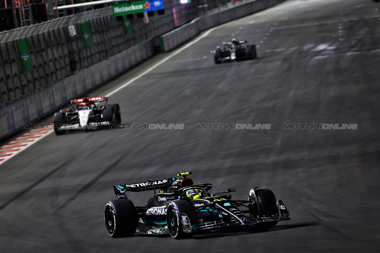 GP LAS VEGAS, Lewis Hamilton (GBR) Mercedes AMG F1 W14.

18.11.2023. Formula 1 World Championship, Rd 22, Las Vegas Grand Prix, Las Vegas, Nevada, USA, Gara Day.

- www.xpbimages.com, EMail: requests@xpbimages.com © Copyright: Batchelor / XPB Images