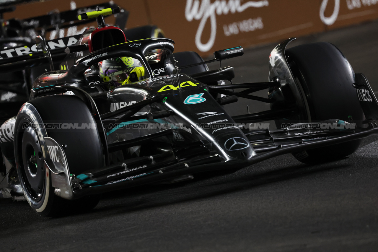 GP LAS VEGAS, Lewis Hamilton (GBR) Mercedes AMG F1 W14.

18.11.2023. Formula 1 World Championship, Rd 22, Las Vegas Grand Prix, Las Vegas, Nevada, USA, Gara Day.

 - www.xpbimages.com, EMail: requests@xpbimages.com © Copyright: Staley / XPB Images