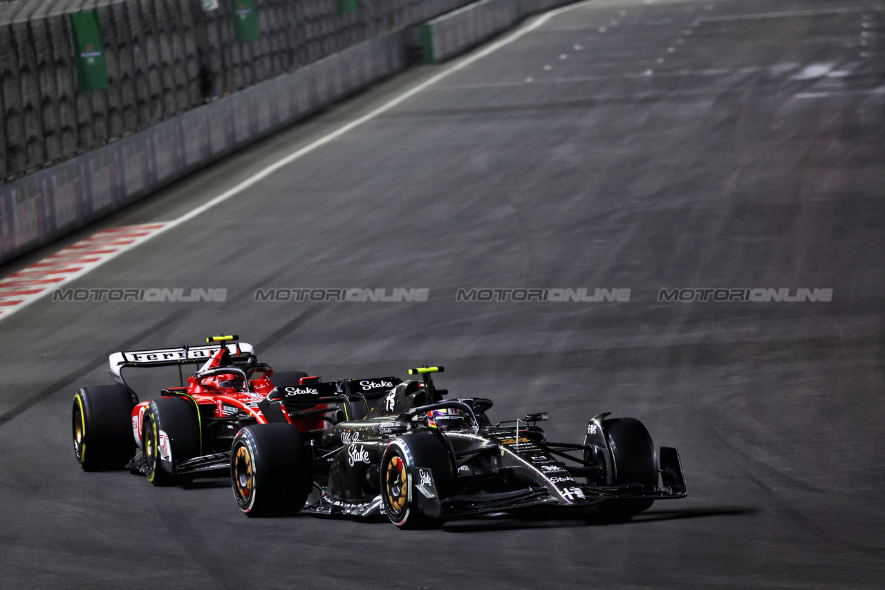 GP LAS VEGAS, Zhou Guanyu (CHN) Alfa Romeo F1 Team C43.

18.11.2023. Formula 1 World Championship, Rd 22, Las Vegas Grand Prix, Las Vegas, Nevada, USA, Gara Day.

- www.xpbimages.com, EMail: requests@xpbimages.com © Copyright: Batchelor / XPB Images