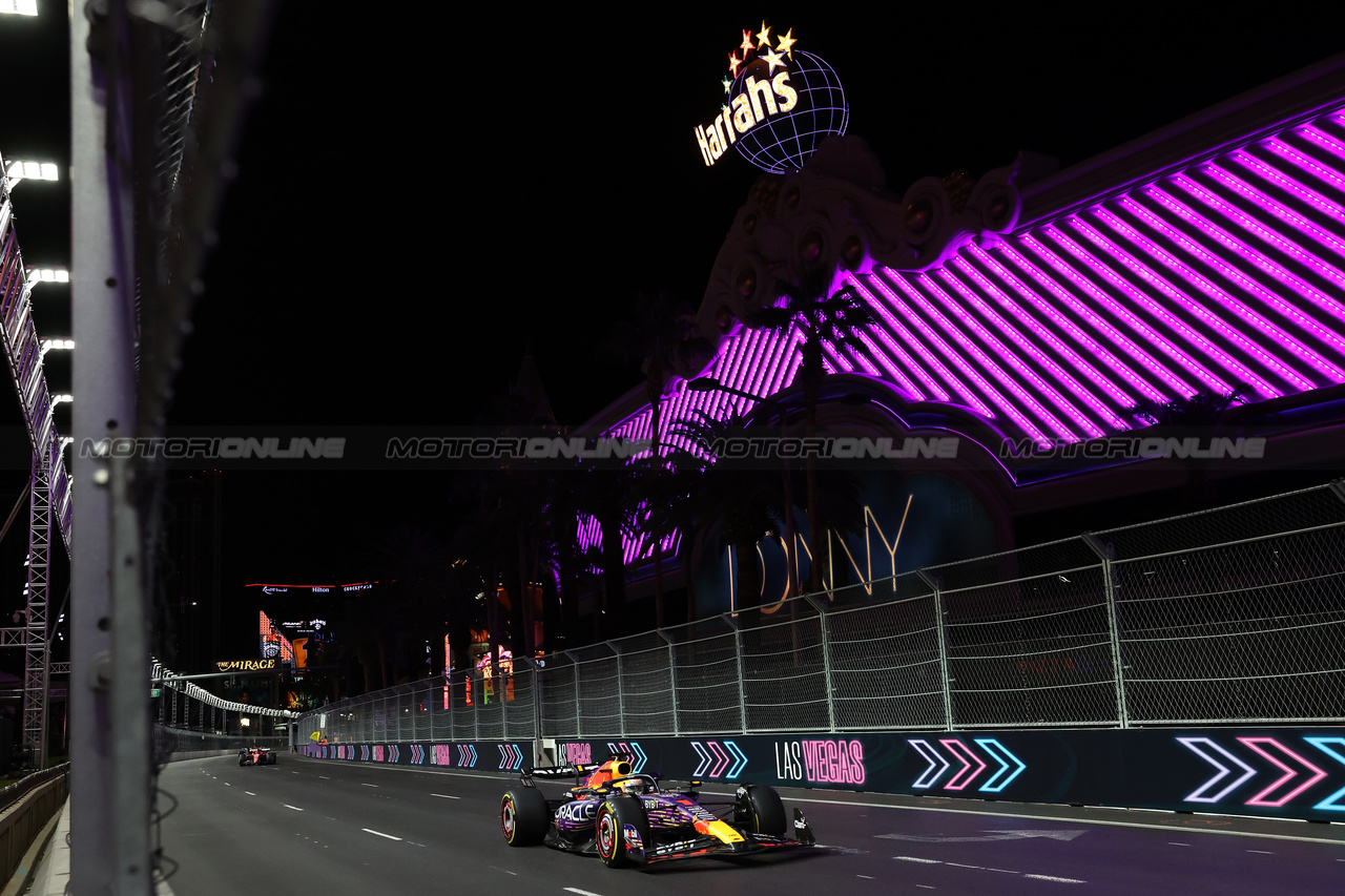 GP LAS VEGAS, Max Verstappen (NLD) Red Bull Racing RB19.

18.11.2023. Formula 1 World Championship, Rd 22, Las Vegas Grand Prix, Las Vegas, Nevada, USA, Gara Day.

 - www.xpbimages.com, EMail: requests@xpbimages.com © Copyright: Staley / XPB Images