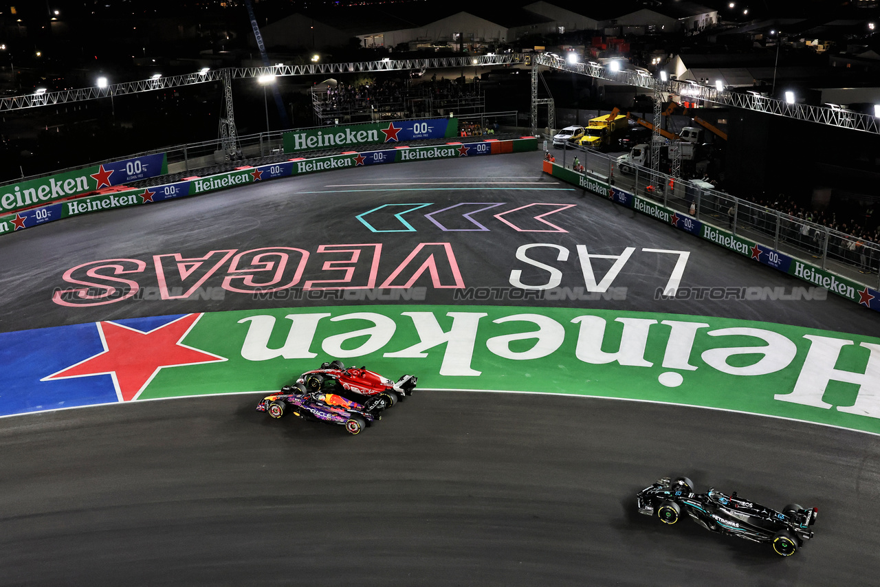 GP LAS VEGAS, Max Verstappen (NLD) Red Bull Racing RB19 e Charles Leclerc (MON) Ferrari SF-23 battle for the lead at the partenza of the race.

18.11.2023. Formula 1 World Championship, Rd 22, Las Vegas Grand Prix, Las Vegas, Nevada, USA, Gara Day.

- www.xpbimages.com, EMail: requests@xpbimages.com © Copyright: Bearne / XPB Images