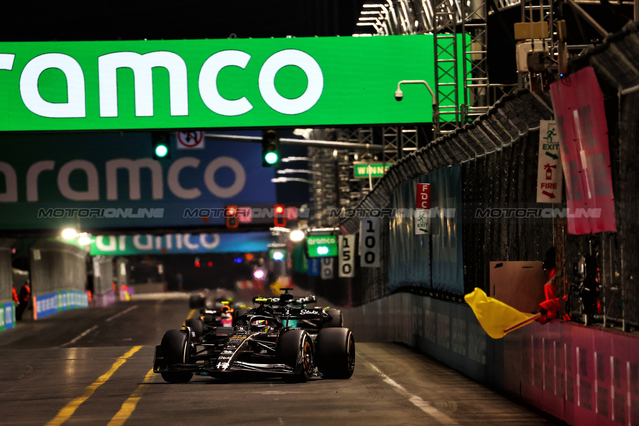 GP LAS VEGAS, Zhou Guanyu (CHN) Alfa Romeo F1 Team C43.

18.11.2023. Formula 1 World Championship, Rd 22, Las Vegas Grand Prix, Las Vegas, Nevada, USA, Gara Day.

 - www.xpbimages.com, EMail: requests@xpbimages.com © Copyright: Coates / XPB Images