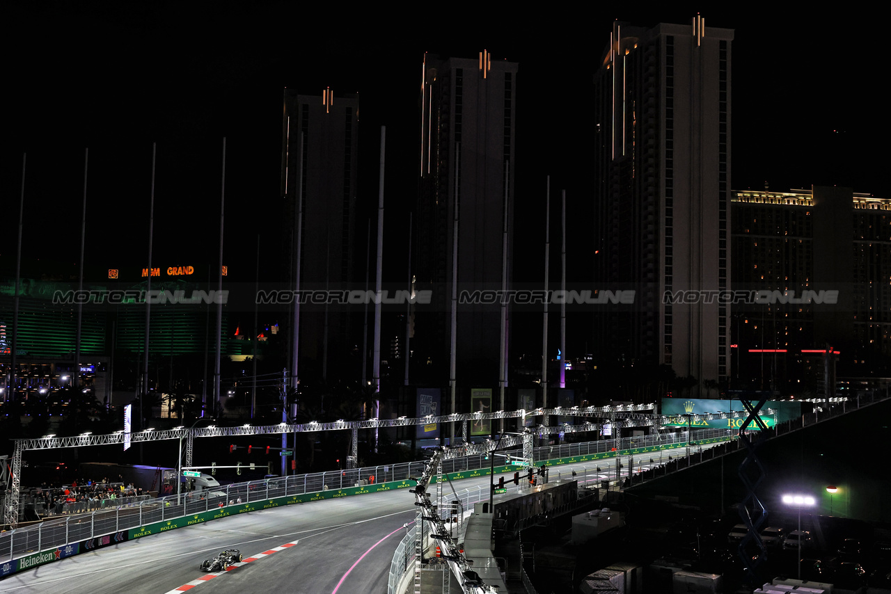 GP LAS VEGAS, Zhou Guanyu (CHN) Alfa Romeo F1 Team C43.

18.11.2023. Formula 1 World Championship, Rd 22, Las Vegas Grand Prix, Las Vegas, Nevada, USA, Gara Day.

- www.xpbimages.com, EMail: requests@xpbimages.com © Copyright: Bearne / XPB Images