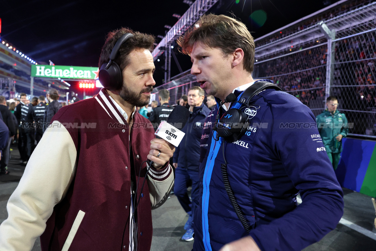 GP LAS VEGAS, (L to R): Chris Medland (GBR) Journalist with James Vowles (GBR) Williams Racing Team Principal on the grid.

18.11.2023. Formula 1 World Championship, Rd 22, Las Vegas Grand Prix, Las Vegas, Nevada, USA, Gara Day.

- www.xpbimages.com, EMail: requests@xpbimages.com © Copyright: Bearne / XPB Images